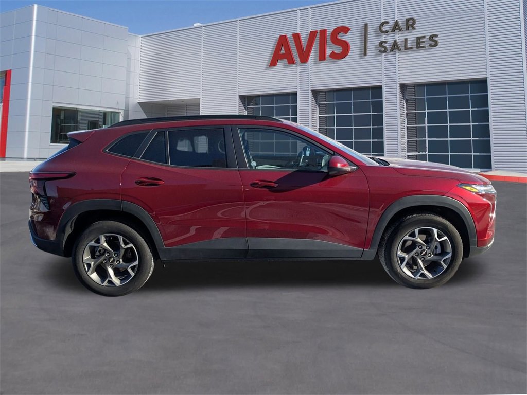 Used 2025 Chevrolet Trax LT w/ LT Convenience Package image 6