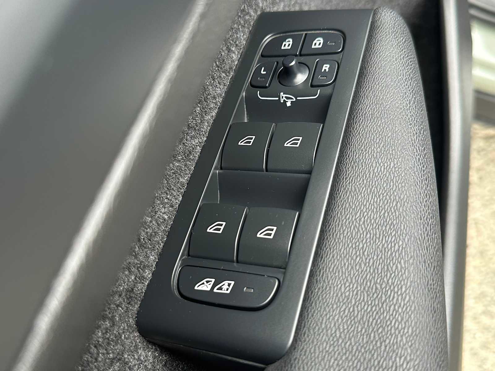 Certified 2023 Volvo XC40 Recharge Ultimate AWD/4WD image 22