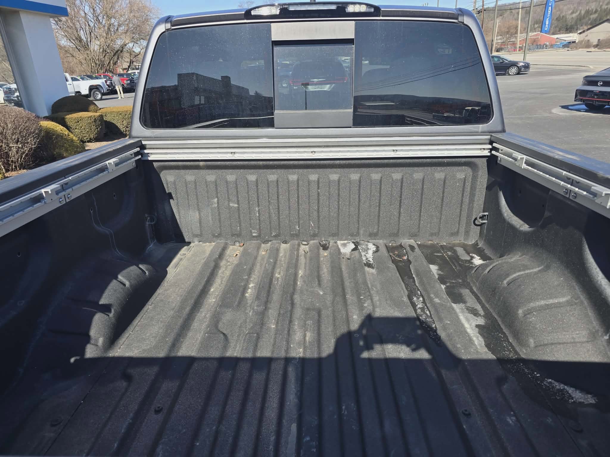 Used 2024 Nissan Titan SV w/ SV Convenience Package image 5