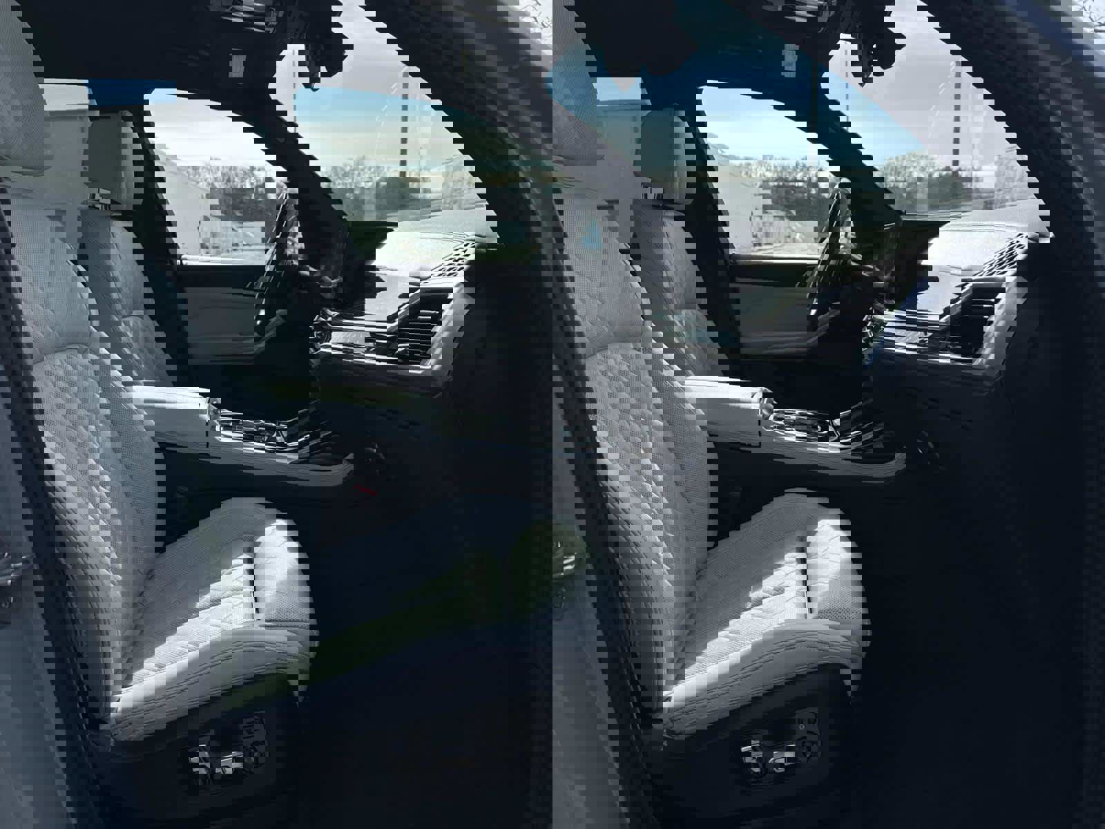 Used 2024 BMW X7 xDrive40i w/ Executive Package image 17