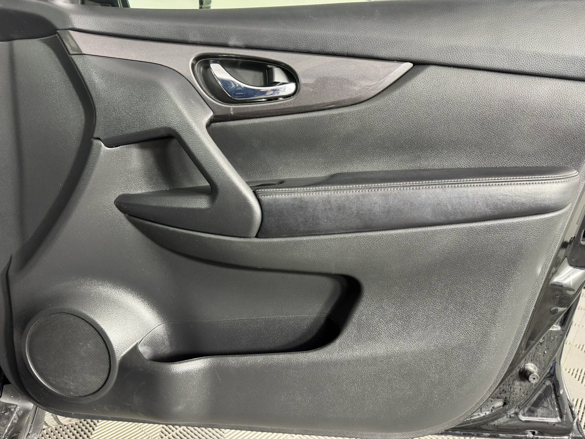 Used 2018 Nissan Rogue SV image 40