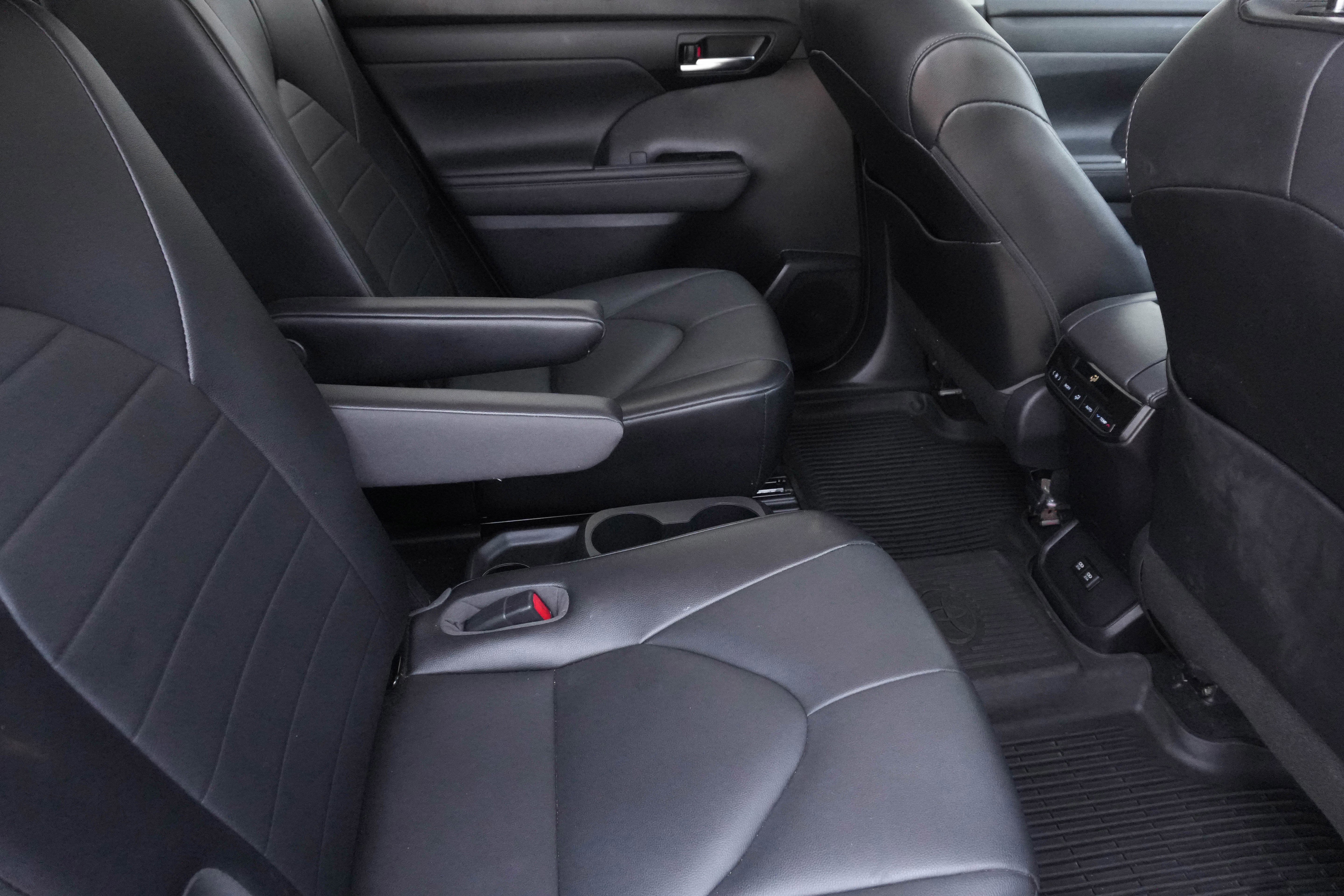 Used 2021 Toyota Highlander XLE FWD image 32