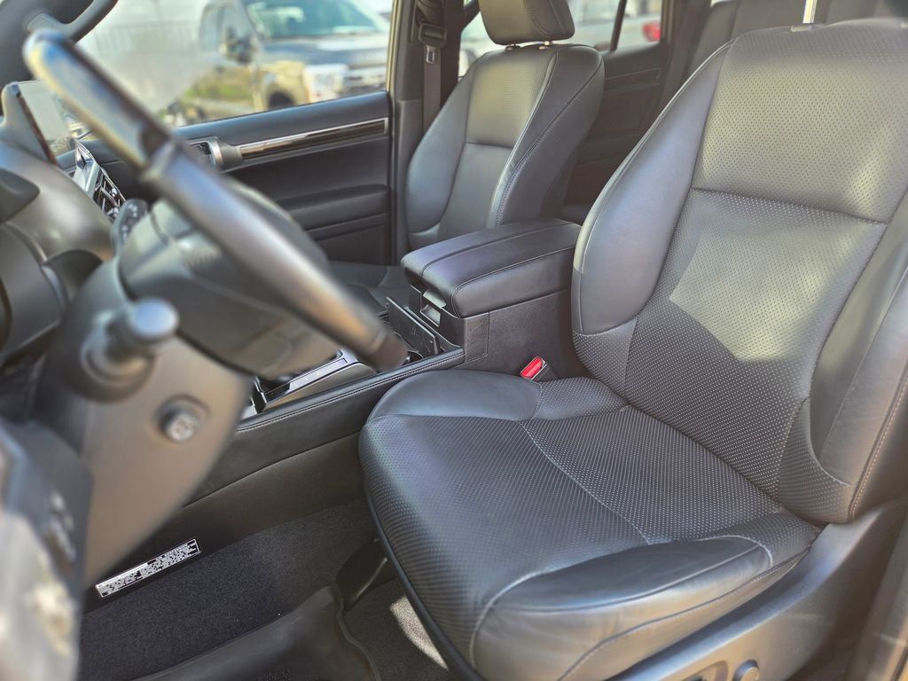Used 2023 Lexus GX 460 Luxury w/ Accessory Package AWD/4WD image 17