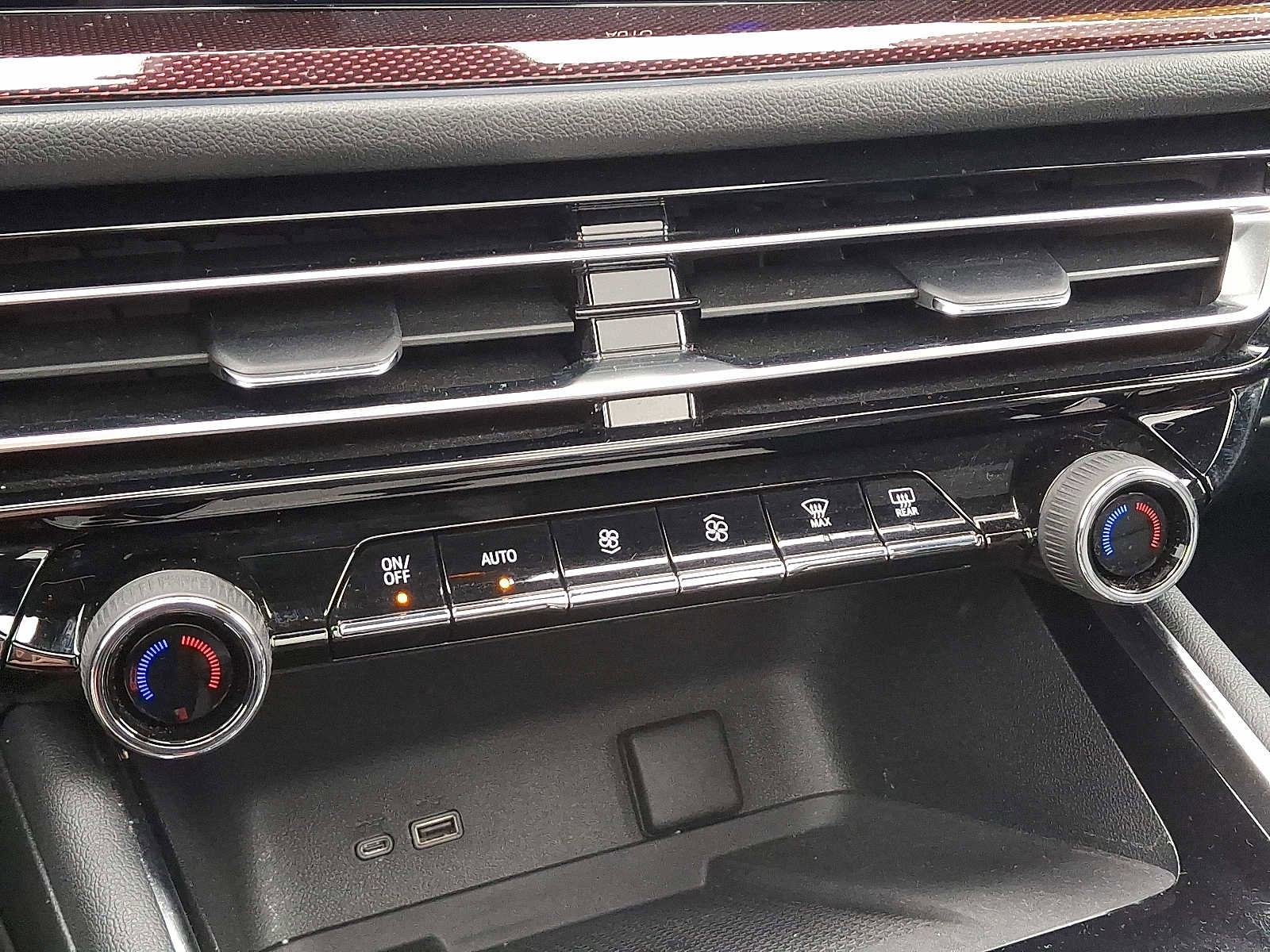 Used 2024 Chevrolet Traverse RS image 17