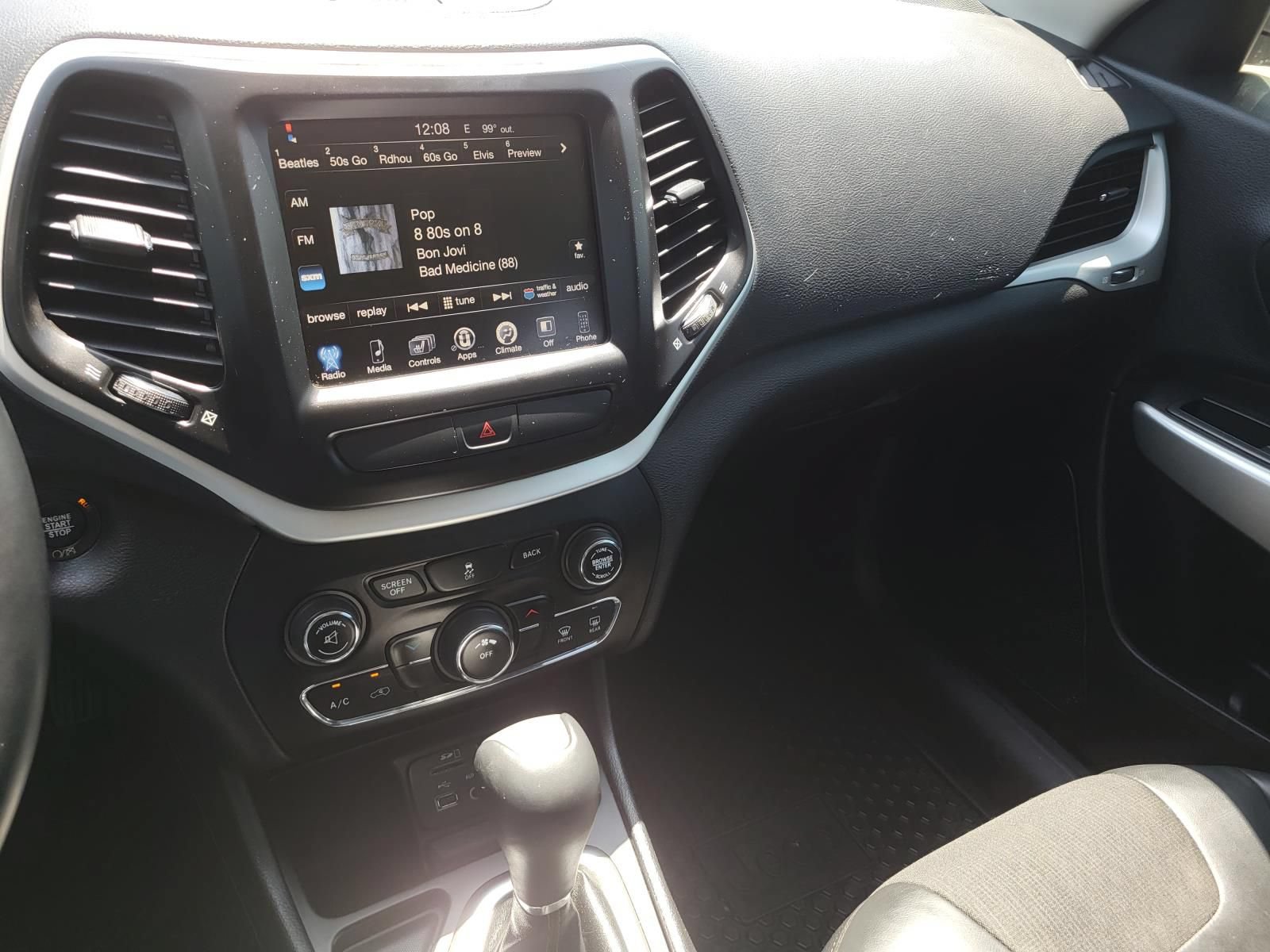 Used 2018 Jeep Cherokee Latitude Plus w/ Cold Weather Group FWD image 22
