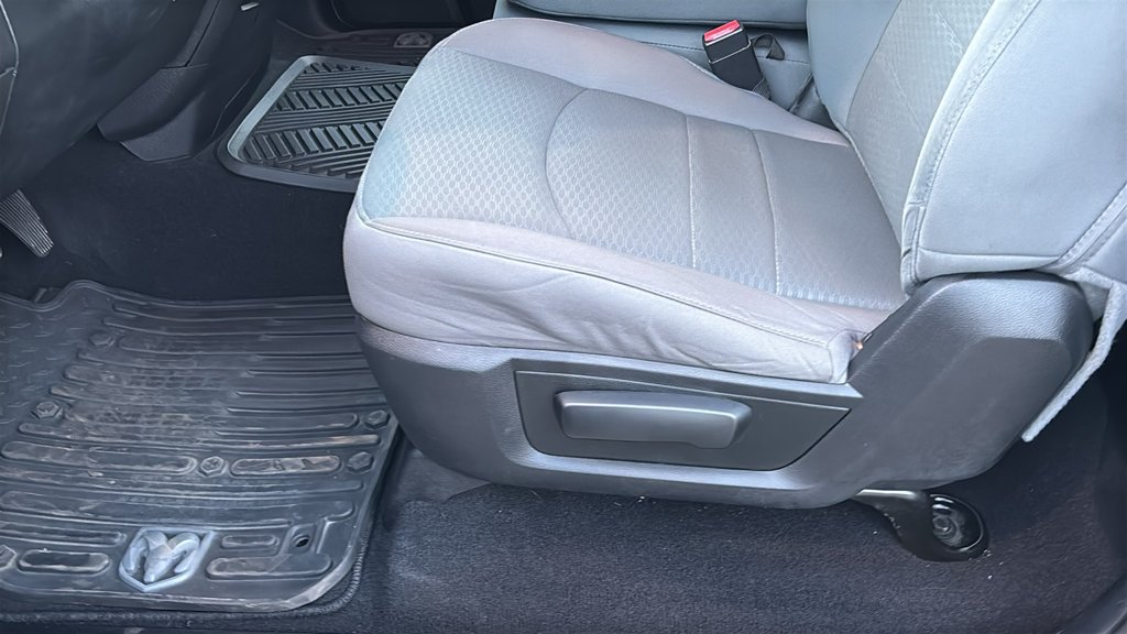 Used 2014 RAM 1500 Express RWD image 22