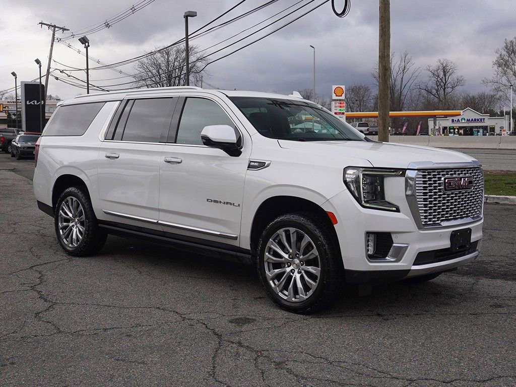 Used 2022 GMC Yukon XL Denali w/ Denali Premium Package image 2