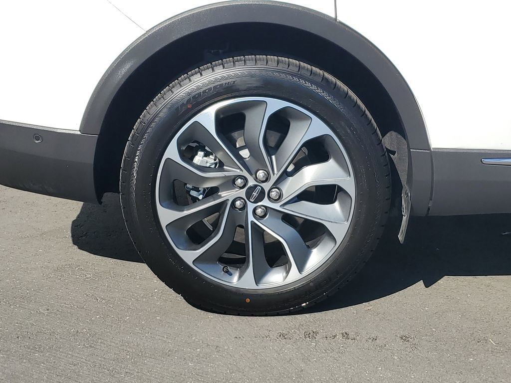 Used 2023 Lincoln Nautilus Reserve w/ Equipment Group 201A image 6