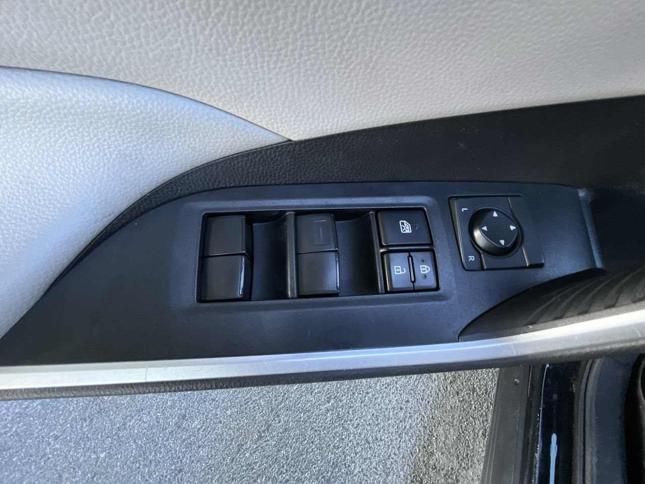 Used 2020 Toyota RAV4 XLE AWD/4WD image 4