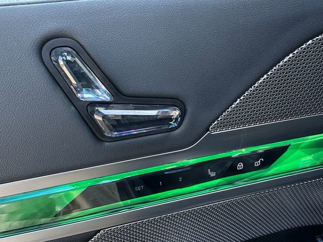 Used 2023 BMW 740i w/ Parking Assistance Package image 17