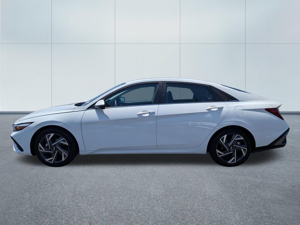 Certified 2026 Hyundai Elantra Limited FWD image 3