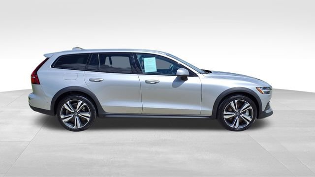 Certified 2025 Volvo V60 B5 Cross Country Plus AWD/4WD image 9