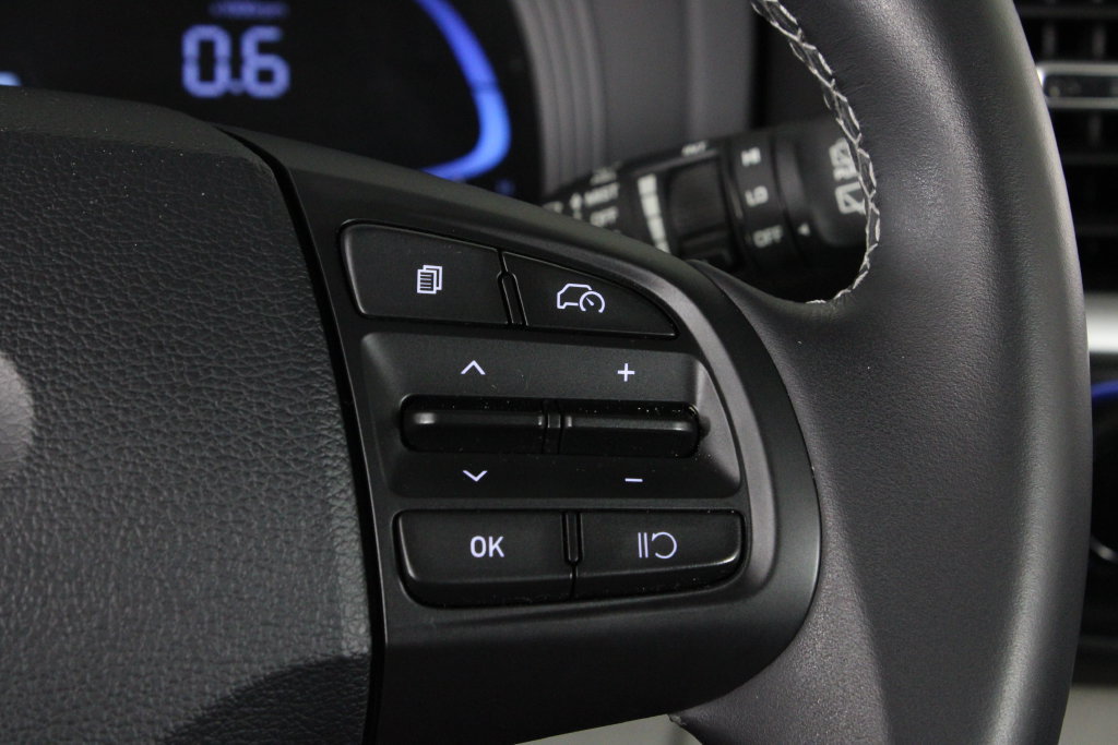 Certified 2025 Hyundai Venue SEL FWD image 28