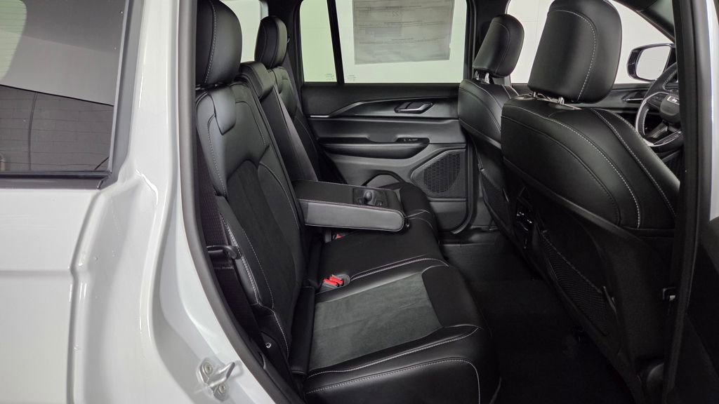 New 2025 Jeep Grand Cherokee Altitude image 32