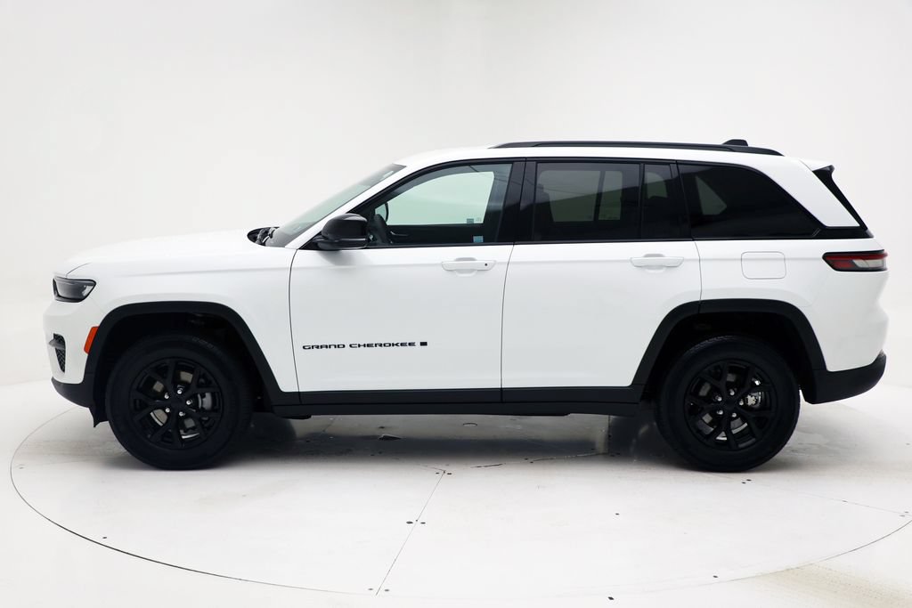 Used 2025 Jeep Grand Cherokee Altitude AWD/4WD image 5