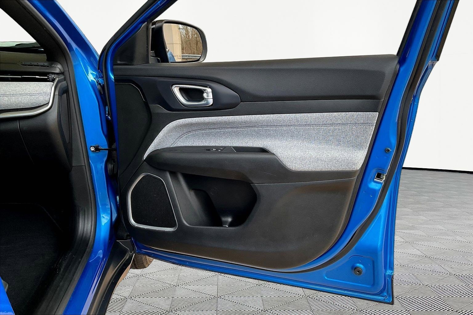 Used 2023 Jeep Compass Latitude image 28