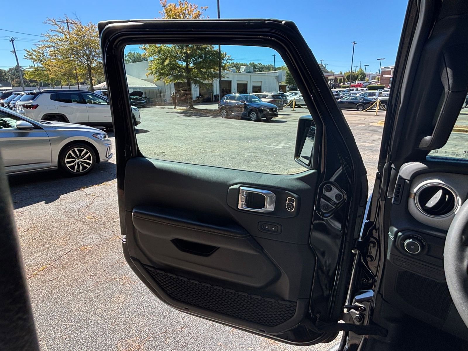 Used 2025 Jeep Wrangler Sahara image 20