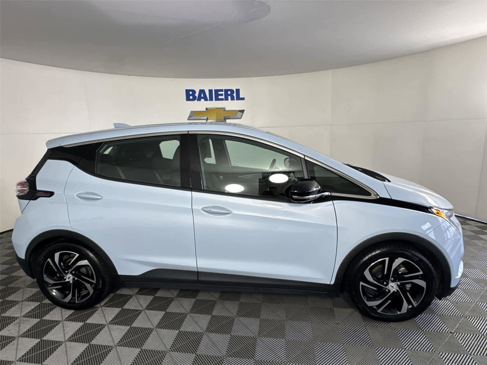 Used 2023 Chevrolet Bolt LT w/ Infotainment Package FWD image 5