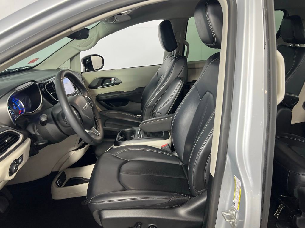 Used 2024 Chrysler Pacifica Select image 23