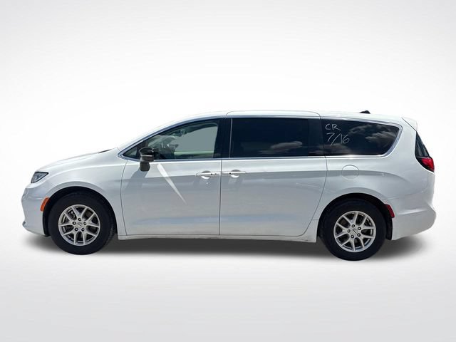 Used 2024 Chrysler Pacifica Touring-L FWD image 4