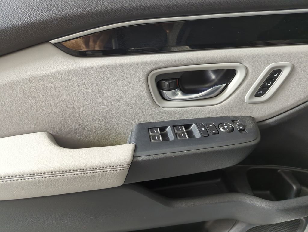 Certified 2025 Honda Pilot Touring image 10