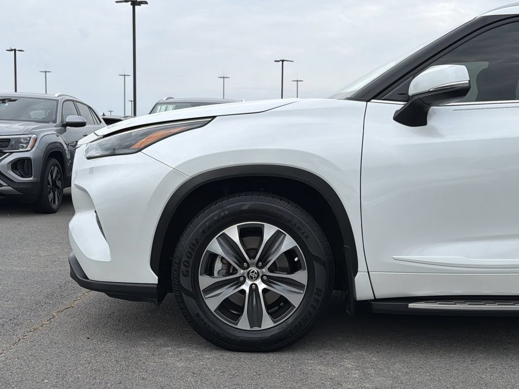 Used 2022 Toyota Highlander XLE FWD image 9