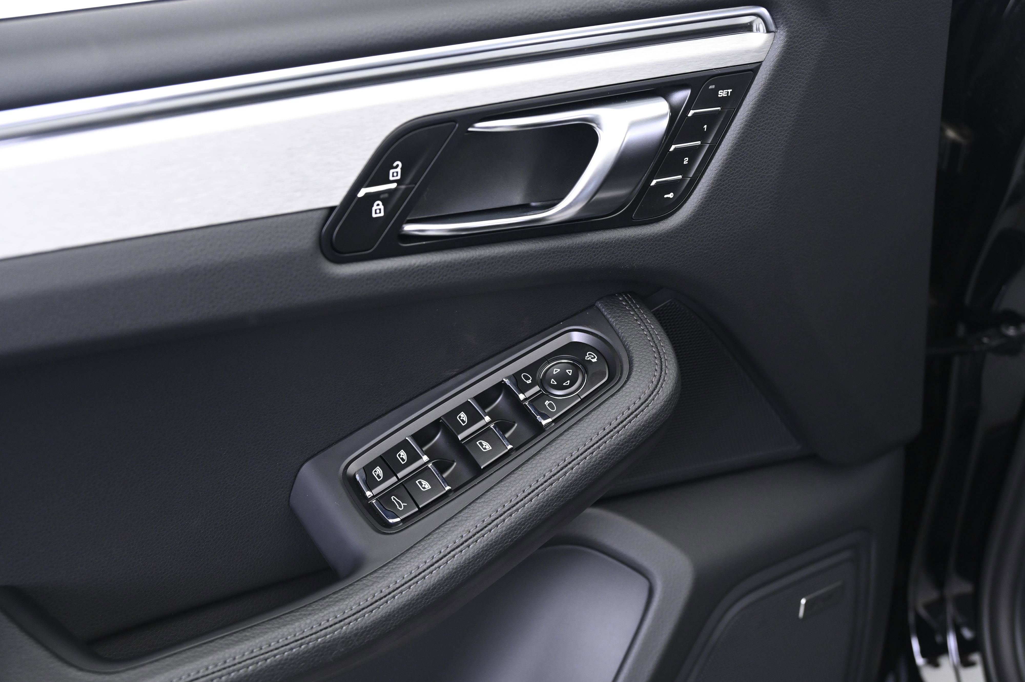 Certified 2025 Porsche Macan image 27