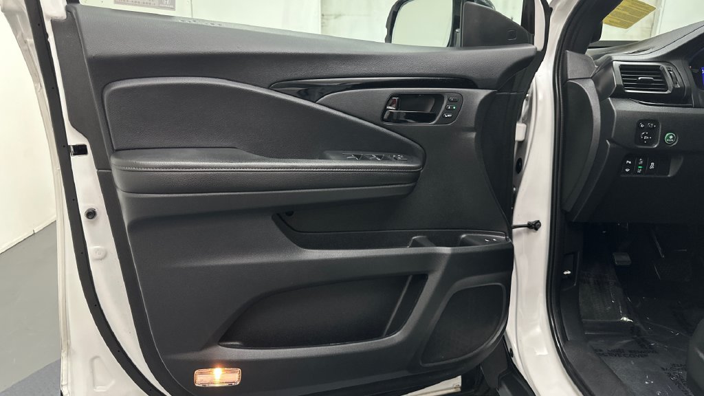 Used 2023 Honda Passport Elite image 17