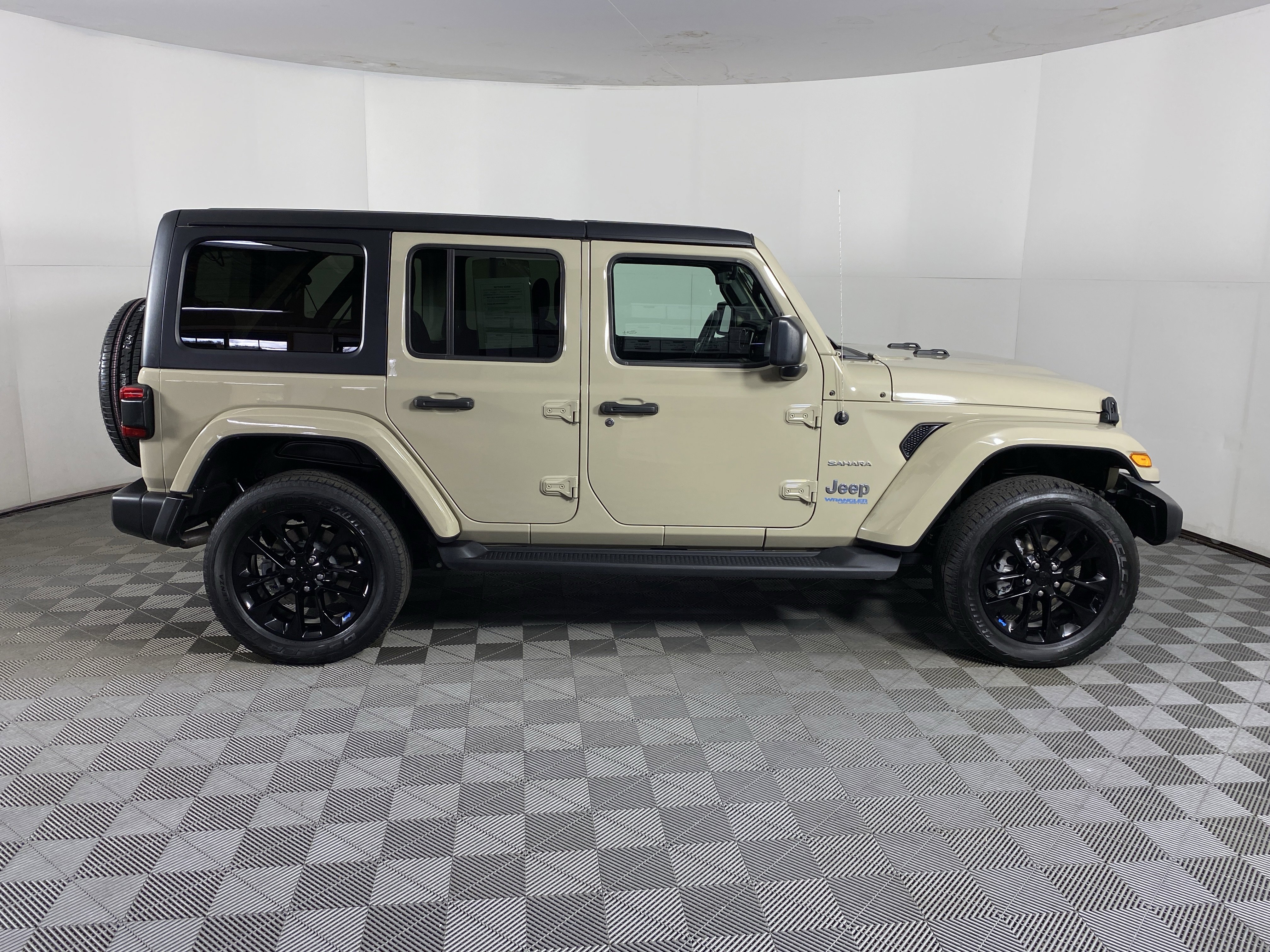 Used 2022 Jeep Wrangler Unlimited Sahara w/ Cold Weather Group image 7