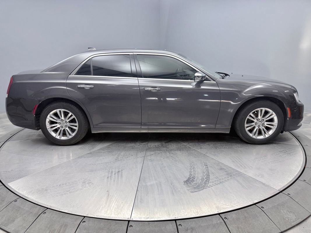 Used 2016 Chrysler 300 C image 4