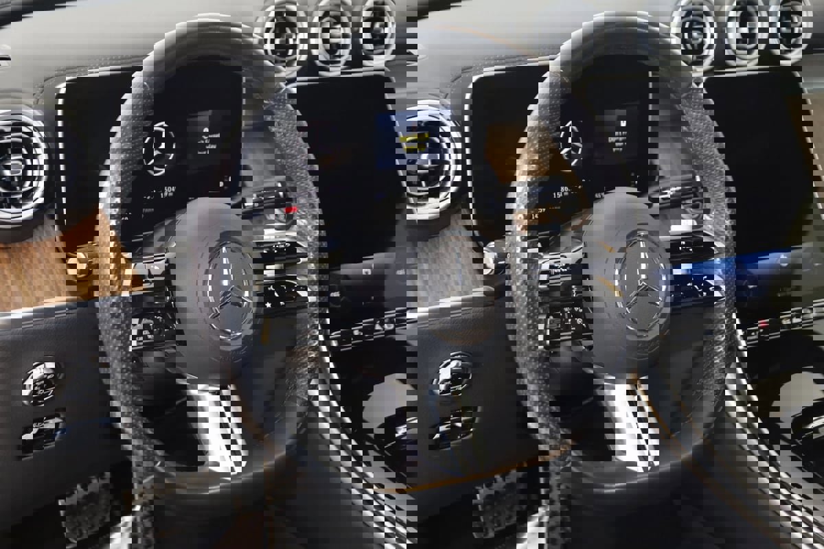 Used 2025 Mercedes-Benz GLC 300 4MATIC SUV image 6