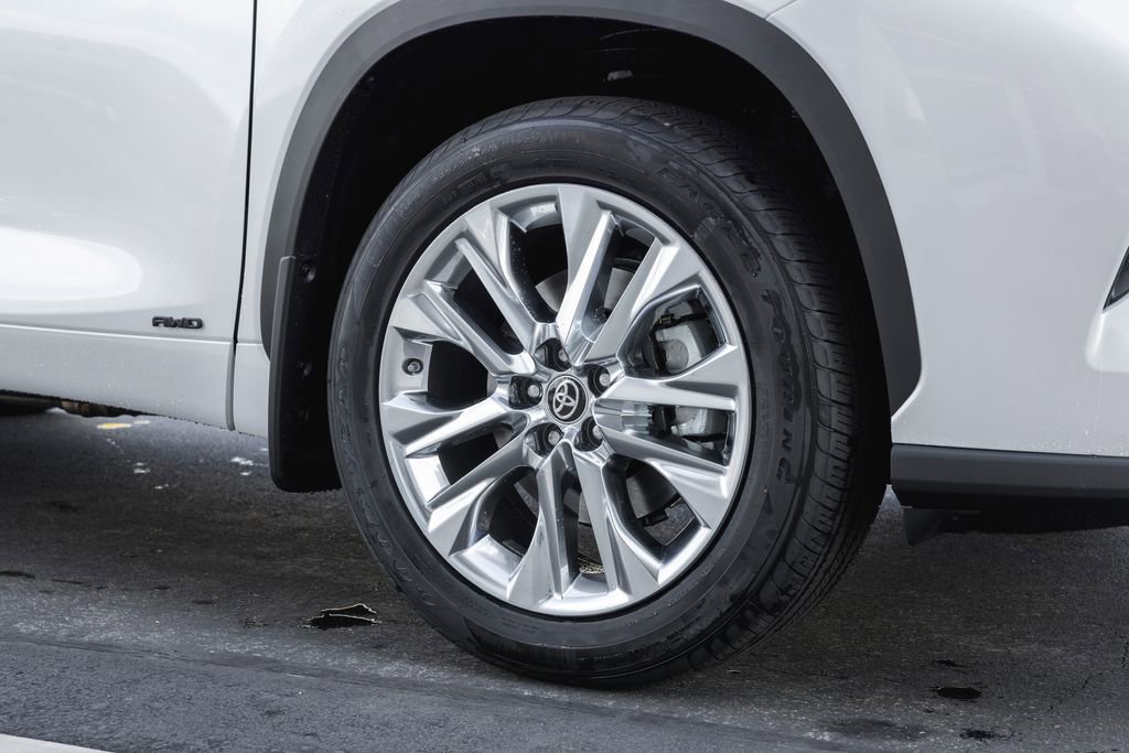 New 2026 Toyota Highlander Limited image 4