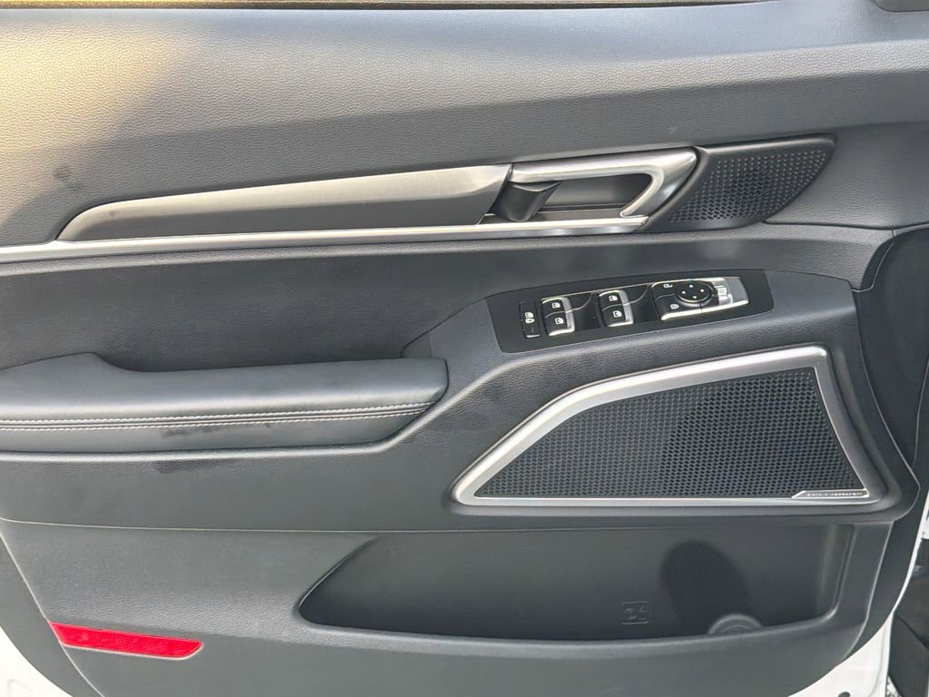 Used 2024 Kia Telluride LX image 3