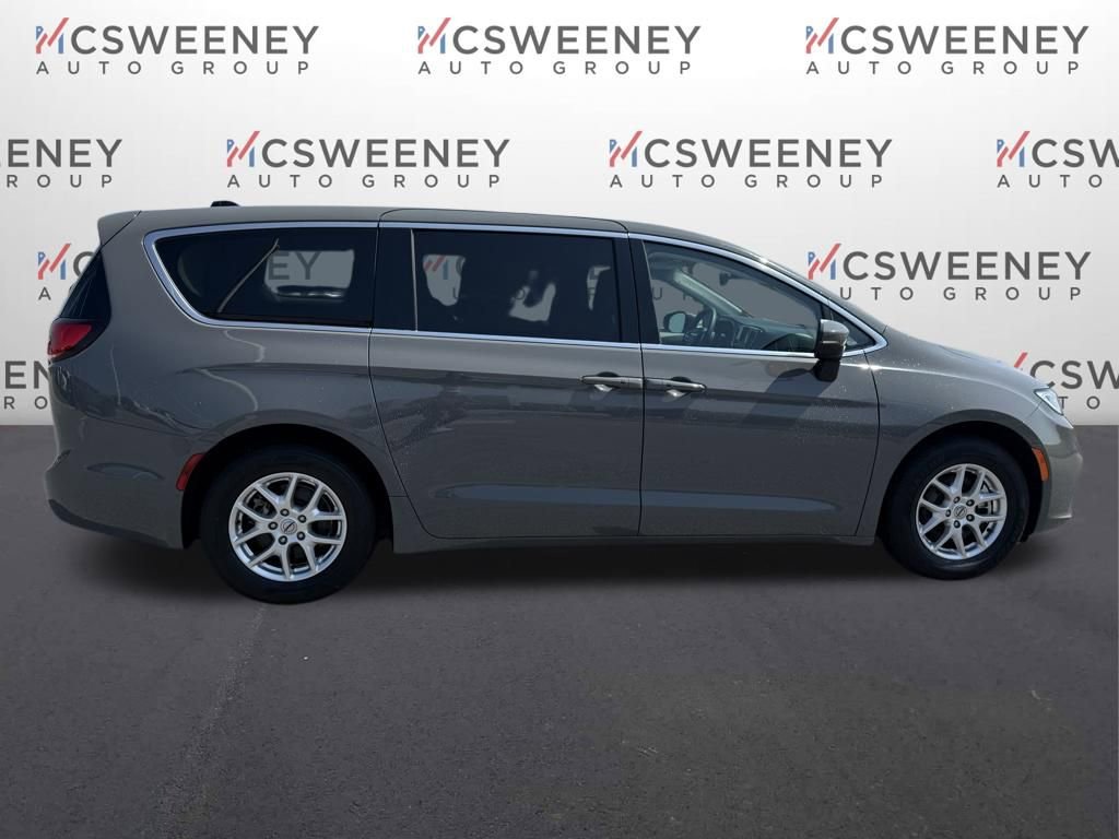 Used 2023 Chrysler Pacifica Touring-L FWD image 6