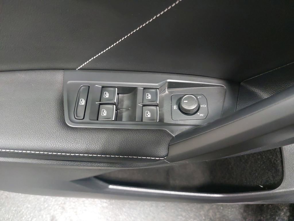 Used 2023 Volkswagen Tiguan SE image 41