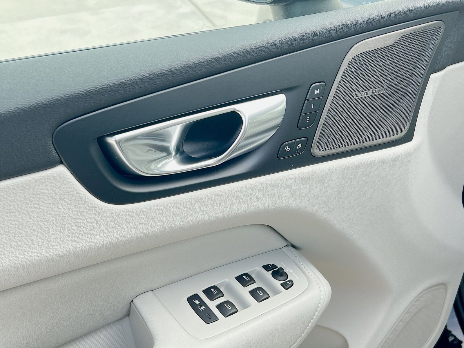 New 2026 Volvo XC60 B5 Ultra w/ Protection Package Premier image 15