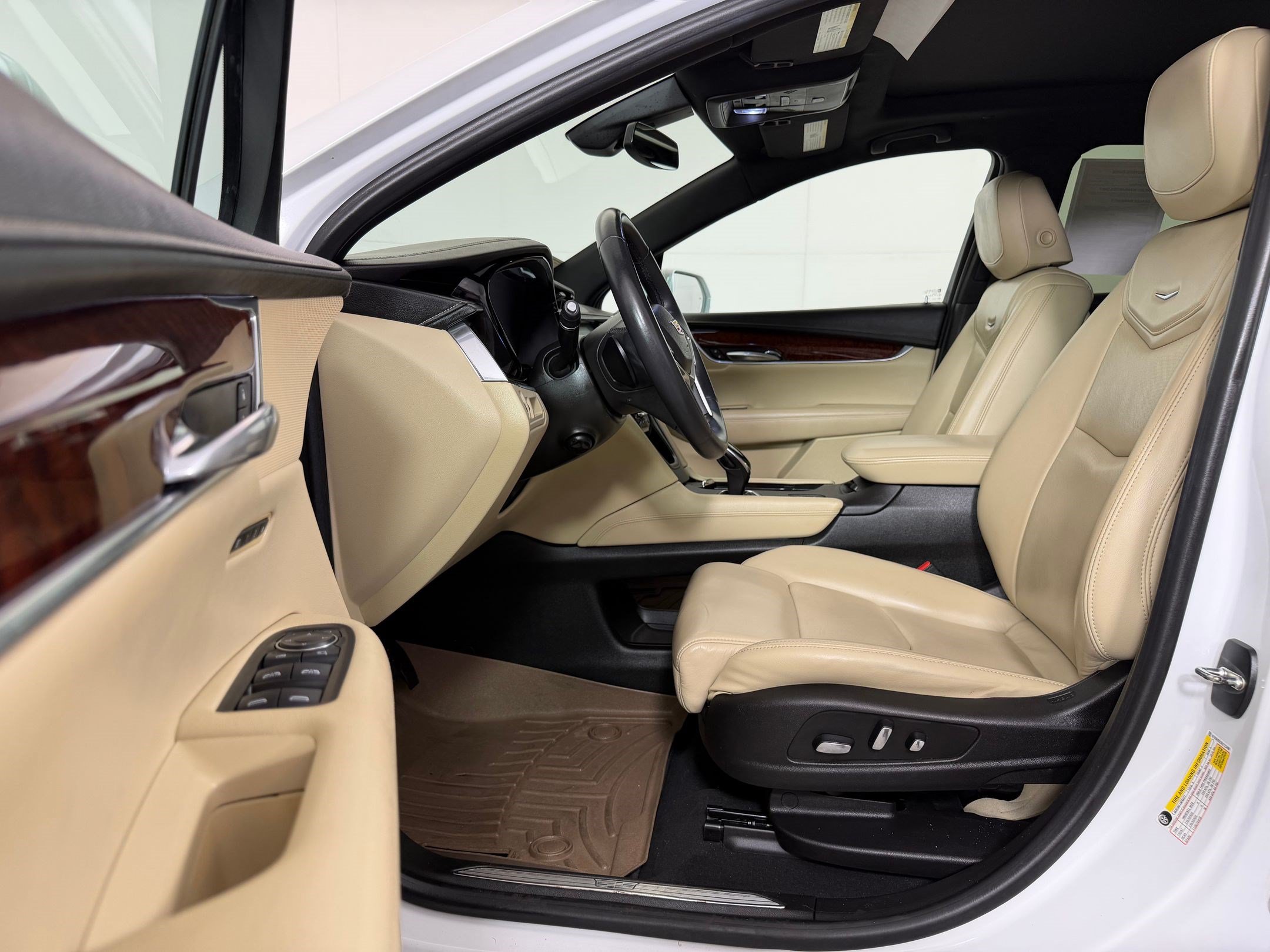 Used 2017 Cadillac XT5 Premium Luxury w/ Driver Assist Package FWD image 4