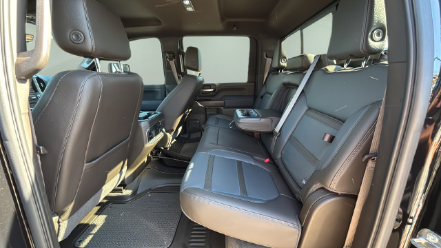 Used 2023 GMC Sierra 2500 Denali w/ Denali Black Diamond Edition AWD/4WD image 26