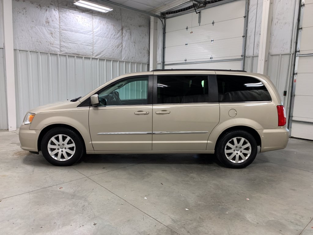 Used 2016 Chrysler Town & Country Touring FWD image 3