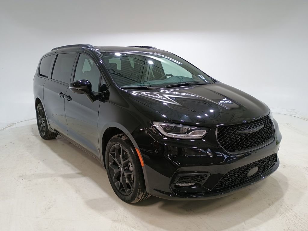 Used 2023 Chrysler Pacifica Limited w/ Uconnect Theater Family Group