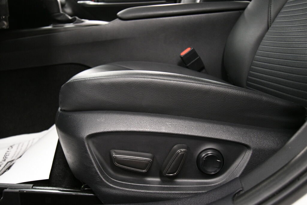 Used 2024 Toyota Camry SE image 10