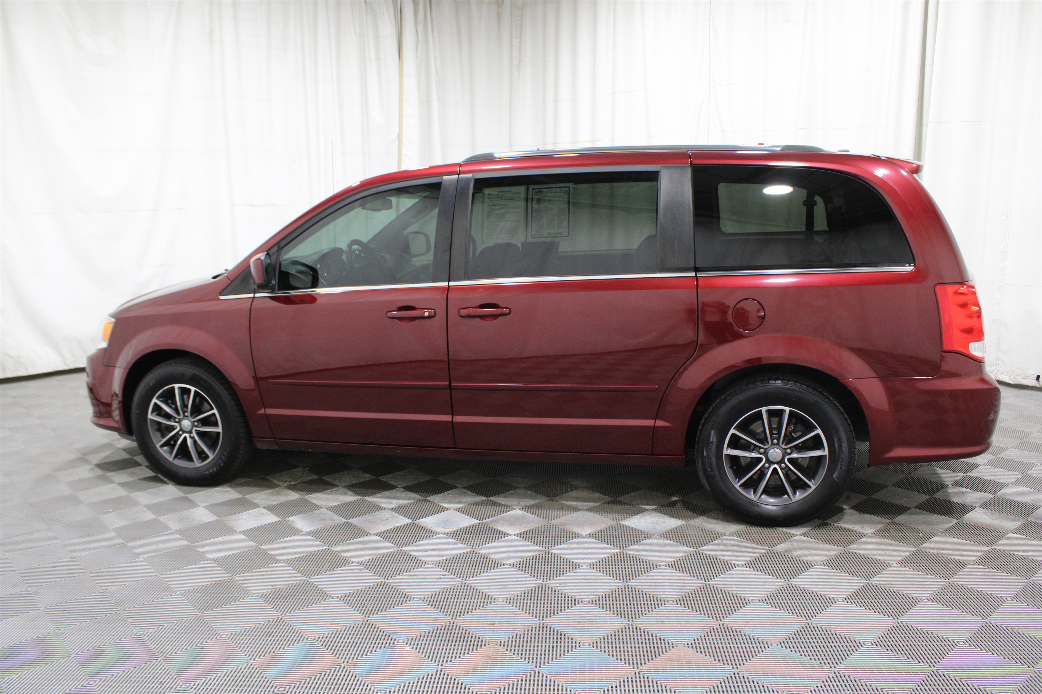 Used 2017 Dodge Grand Caravan SXT image 29