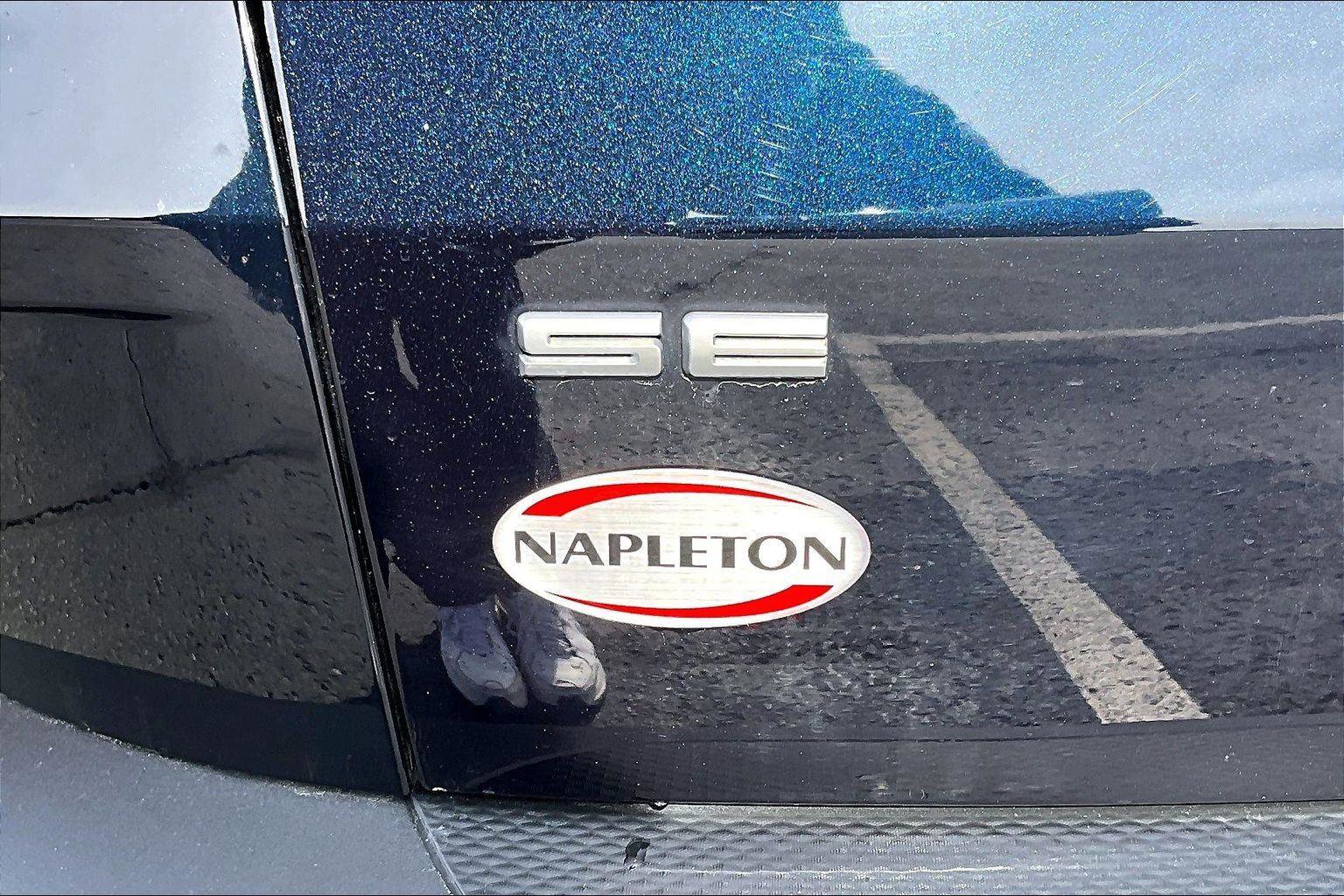 Used 2021 Ford Escape SE w/ SE Sport Appearance Package image 9