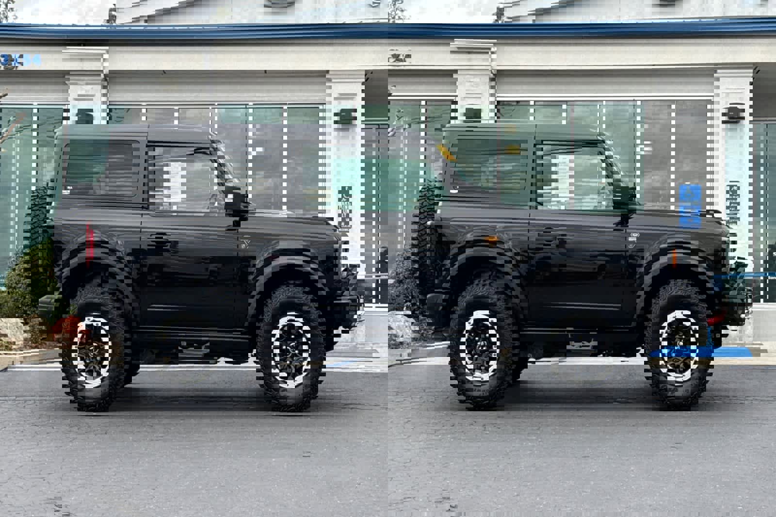 Used 2023 Ford Bronco Badlands image 3