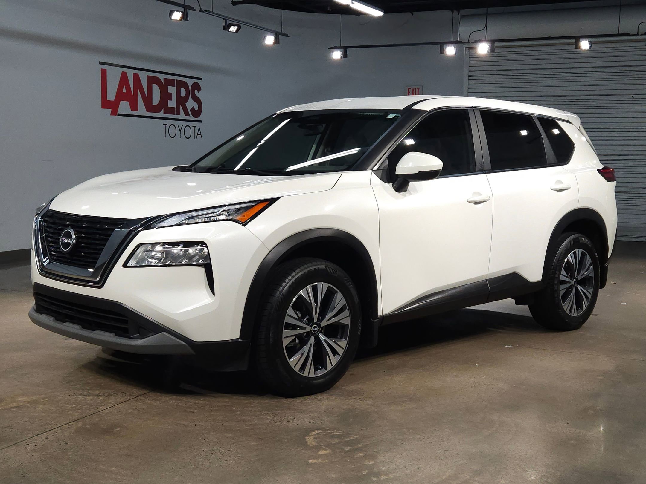 Used 2023 Nissan Rogue SV image 3