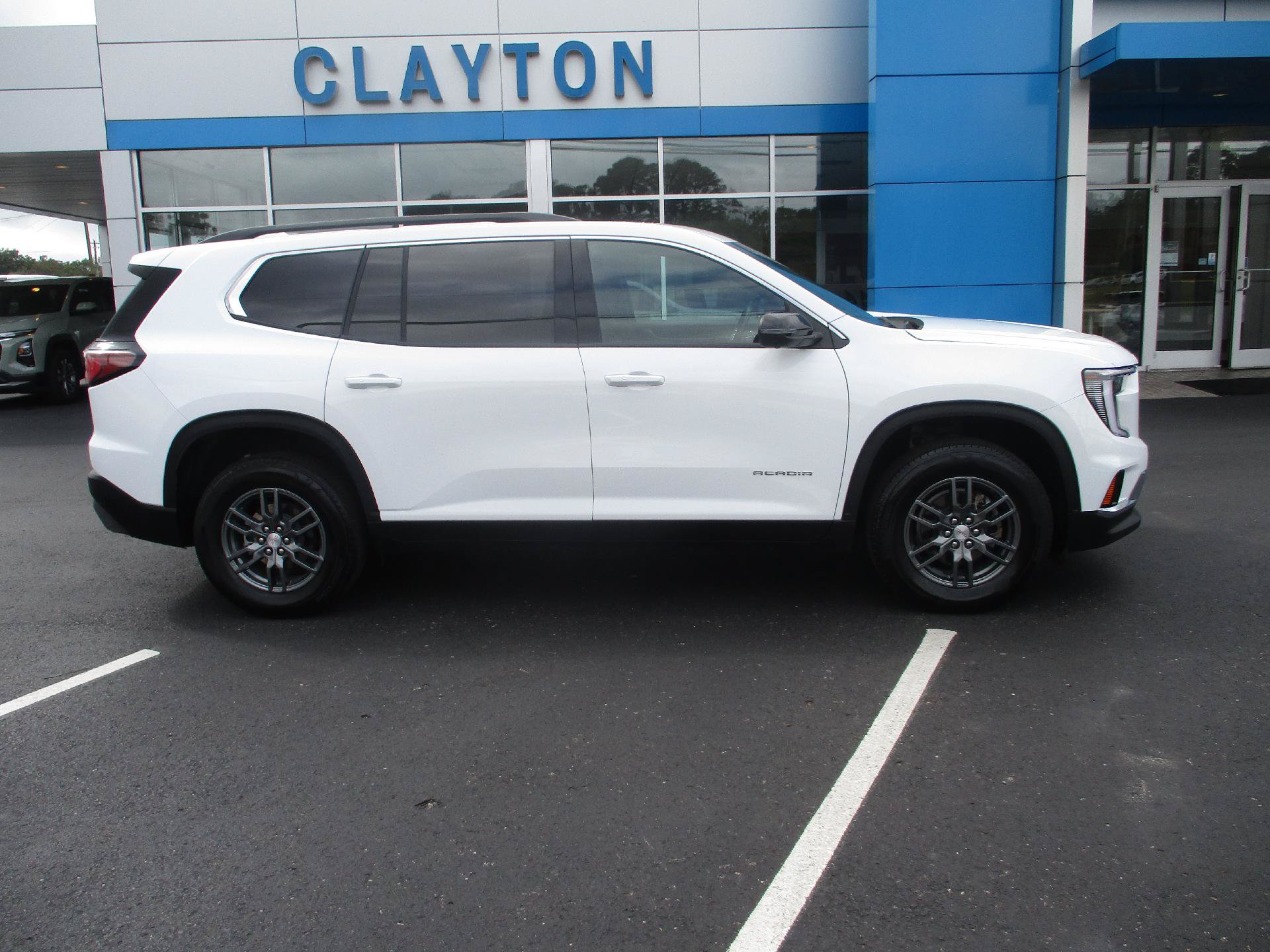 Used 2025 GMC Acadia Elevation FWD image 2