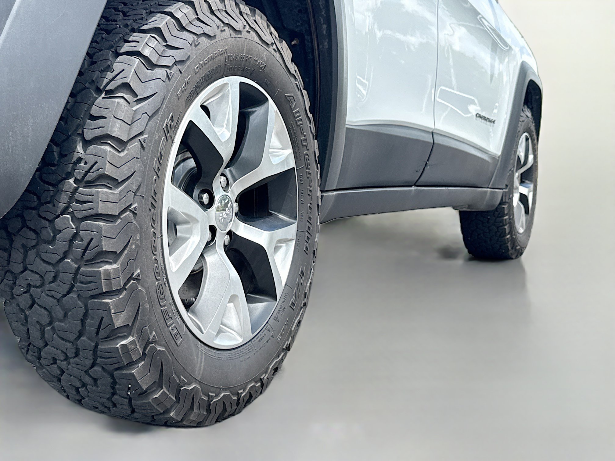 Used 2017 Jeep Cherokee Trailhawk AWD/4WD image 16