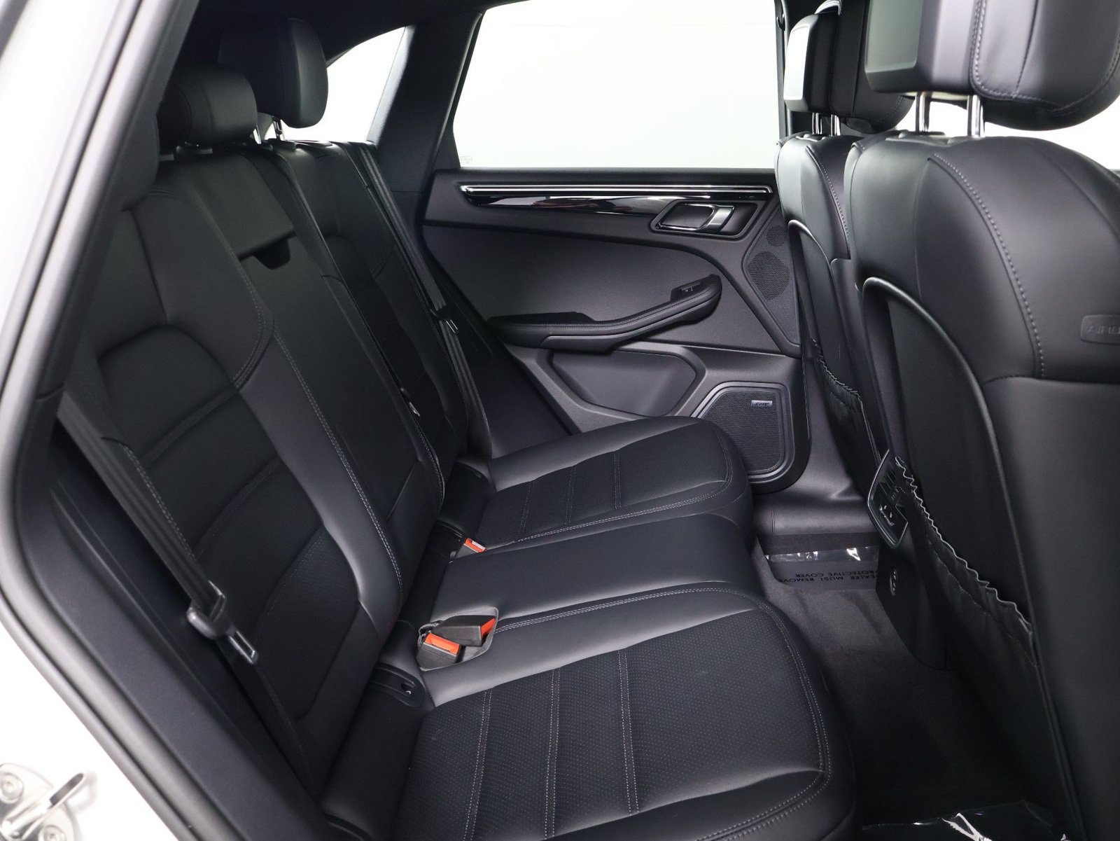 Certified 2026 Porsche Macan Turbo AWD/4WD image 32