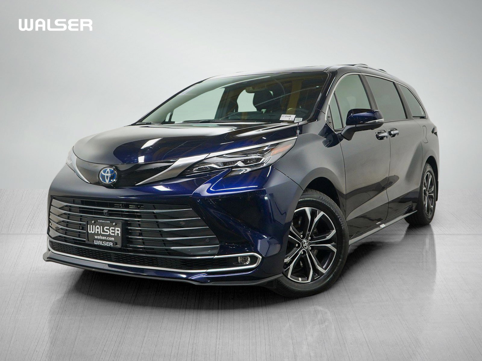 Used 2025 Toyota Sienna Platinum image 1