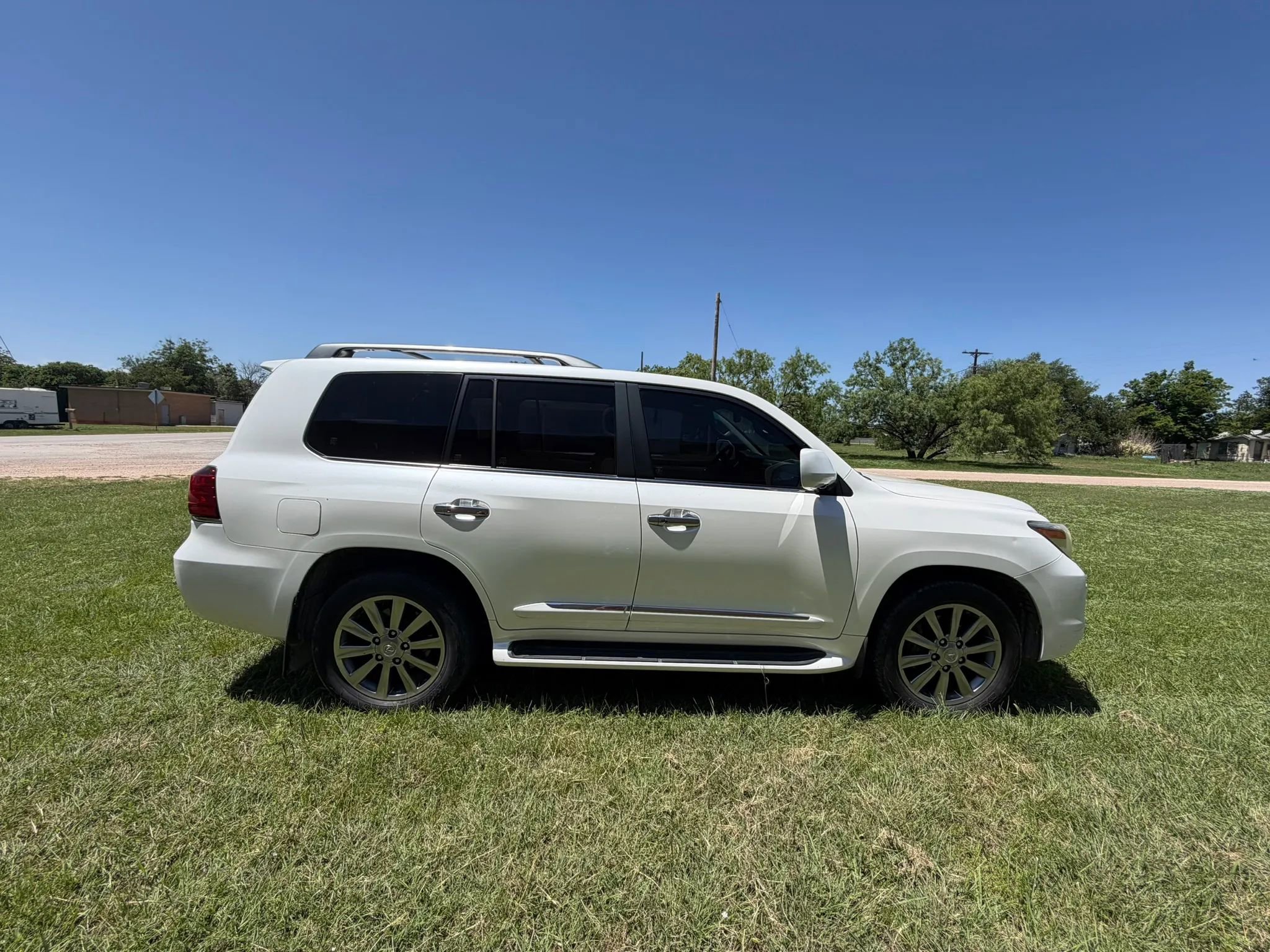 Used 2010 Lexus LX 570 4WD image 1